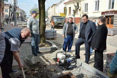 У Чернівцях по вулиці Хмельницького відновлюють сторічні люки (ФОТО)