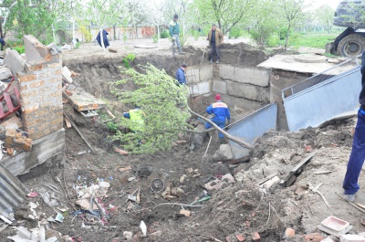 У Чернівцях через прорив водогону обвалилося півбудинку (ФОТО)