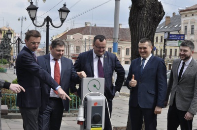 У Чернівцях відкрили першу заправку для електромобілів (ФОТО)