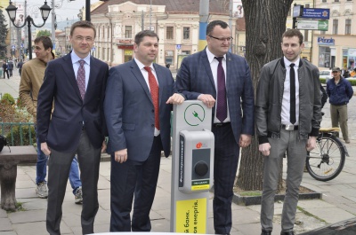У Чернівцях відкрили першу заправку для електромобілів (ФОТО)