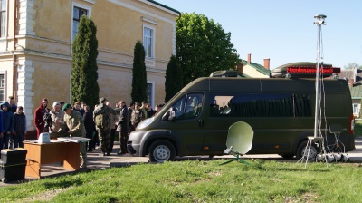 Прикордонники показали чернівецьким школярам зброю та навики (ФОТО)