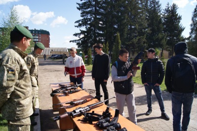 Прикордонники показали чернівецьким школярам зброю та навики (ФОТО)