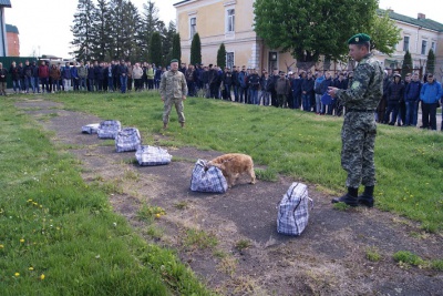 Прикордонники показали чернівецьким школярам зброю та навики (ФОТО)