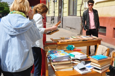 Чернівчани обмінювалися книжками і читали просто неба(ФОТО)