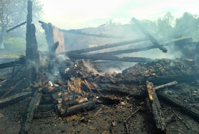 На Буковині згорів будинок, в якому жила сім’я з 8-ма дітьми