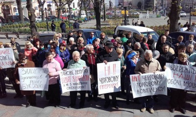 Під мерією Чернівців тривають одразу два пікети (ФОТО)