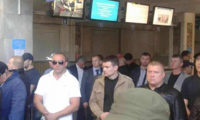 В одеському аеропорту активісти заблокували нардепів від "Опоблоку"