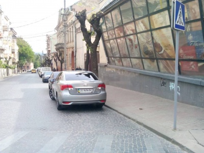У Чернівцях поліція оштрафувала військового комісара за неправильне паркування авто (ФОТО)