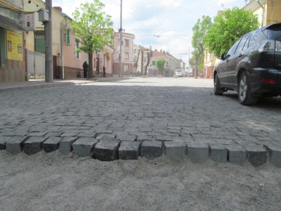 На вулиці Хмельницького вже виклали відрізок дороги і тротуарів (ФОТО)