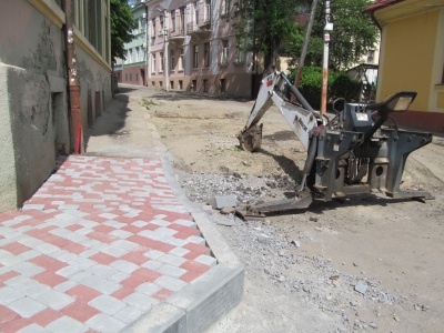 На вулиці Хмельницького вже виклали відрізок дороги і тротуарів (ФОТО)