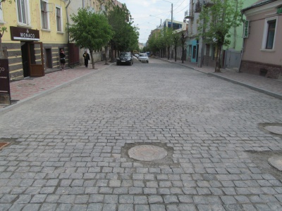 На вулиці Хмельницького вже виклали відрізок дороги і тротуарів (ФОТО)