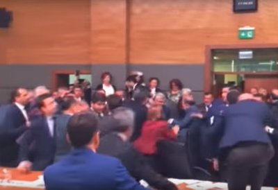 У Туреччині парламентарі влаштували масову бійку (відео)