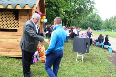 У селі неподалік Чернівців за кошти підприємців відновили стадіон (ФОТО)