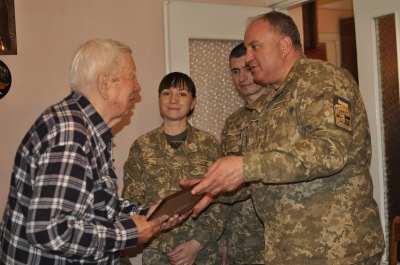 Командування топогеодезичного центру у Чернівцях привітало свого ветерана