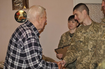 Командування топогеодезичного центру у Чернівцях привітало свого ветерана