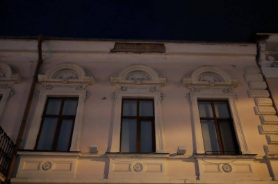 У Чернівцях з будинку на Кобилянської обвалився шматок фасаду (ФОТО)