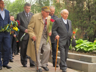 Буковинці поклали квіти до пам'ятника Буковинському куреню (ФОТО)