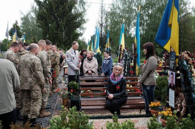 У Чернівцях покладали квіти до могил героїв Небесної сотні та загиблих в АТО (ФОТО)