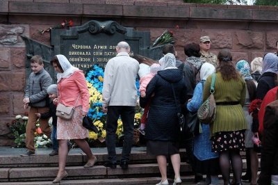 У центрі Чернівців вшанували полеглих у Другій світовій війні (ФОТО)