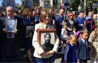 У соцмережах глузують з Поклонської, через ходу на 9 травня з іконою царя Миколи II