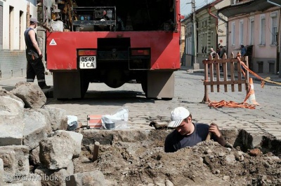 Через прорив газової труби у Чернівцях перекрили частину вулиці Руської (ФОТО)