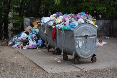 Через борги депутата міськради мікрорайон у Чернівцях потонув у смітті (ФОТО)