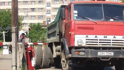 У Чернівцях вантажівка, в якої відпало колесо, ледь не потрапила під потяг (ФОТО)