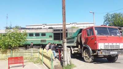 У Чернівцях вантажівка, в якої відпало колесо, ледь не потрапила під потяг (ФОТО)