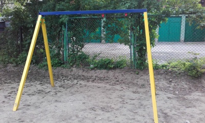 У рідній школі Бурбака і Яценюка в Чернівцях понищили гойдалки (ФОТО)