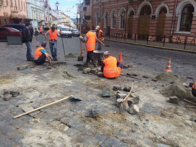 У Чернівцях ремонтують бруківку на вулиці Головній (ФОТО)