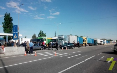 Далекобійники перекрили трасу Одеса-Київ, вимагають переглянути нові правила Укртрансбезпеки