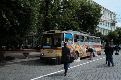 У Чернівцях розфарбували тролейбус, який курсуватиме містом з музикою (ФОТО)