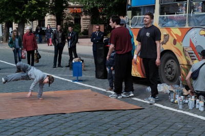 У Чернівцях розфарбували тролейбус, який курсуватиме містом з музикою (ФОТО)