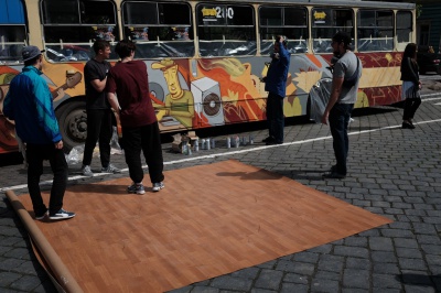 У Чернівцях розфарбували тролейбус, який курсуватиме містом з музикою (ФОТО)