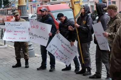 У Чернівцях пікетували поліцію, вимагаючи затримання вбивці працівника "Альтфатеру" (ФОТО)
