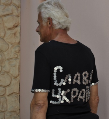 Росіянин у Чернівцях вишив монетами на футболці тризуб та "Слава Україні!" (ФОТО)