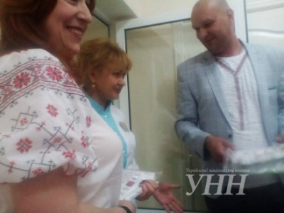 Чернівецькі волонтери подарували маленьким маріупольцям вишиванки