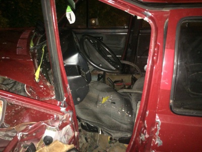 У Чернівцях мікроавтобус зіткнувся з легковиком: у машині застрягла жінка (ФОТО)