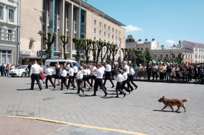 У центрі Чернівців духові оркестри вишикувались у формі тризуба (ФОТО)