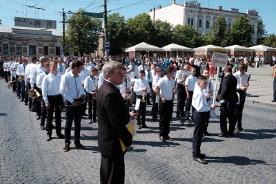 У центрі Чернівців духові оркестри вишикувались у формі тризуба (ФОТО)