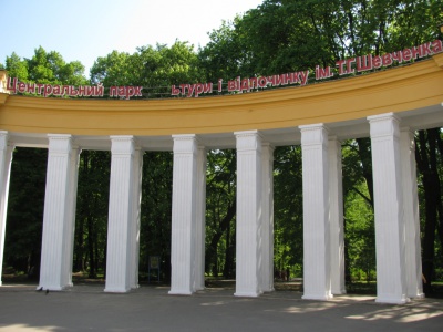 У парку Шевченка Чернівців повісився 21-річний юнак