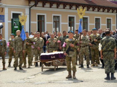 На Буковині відбулось прощання із загиблим військовослужбовцем (ФОТО)