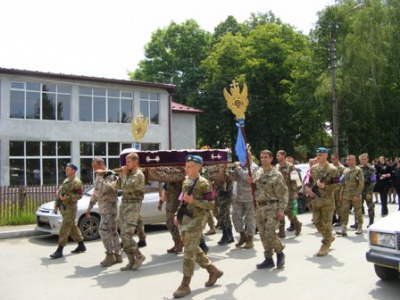 На Буковині відбулось прощання із загиблим військовослужбовцем (ФОТО)