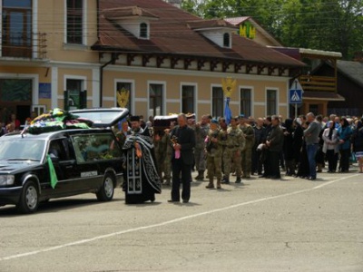На Буковині відбулось прощання із загиблим військовослужбовцем (ФОТО)