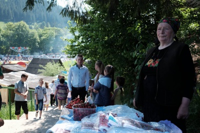 Самогон, кулеша і коні: в Путилі традиційно запалили "Полонинську ватру" (ФОТО)