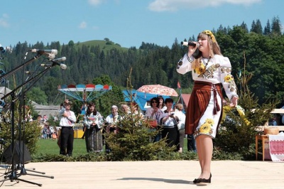 Самогон, кулеша і коні: в Путилі традиційно запалили "Полонинську ватру" (ФОТО)