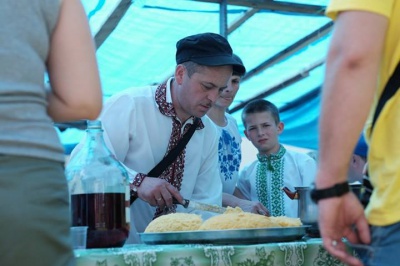 Самогон, кулеша і коні: в Путилі традиційно запалили "Полонинську ватру" (ФОТО)