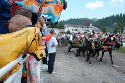 Самогон, кулеша і коні: в Путилі традиційно запалили "Полонинську ватру" (ФОТО)