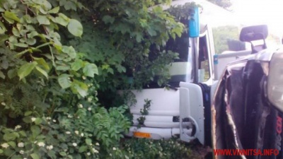 Автобус "Чернівці - Москва" і три автомобілі потрапили у ДТП на Вінничині (ФОТО)