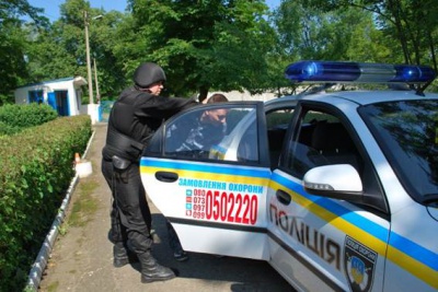 Поліція у Чернівцях рятувала інкасаторське авто від нападу (ФОТО)